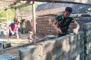 Anggota Satgas TMMD tersebut dengan cekatan mengerjakan pembangunan Rumah Tidak Layak Huni (RTLH) milik Mahyadi (55),( Dok - Foto )