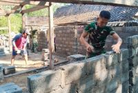 Anggota Satgas TMMD tersebut dengan cekatan mengerjakan pembangunan Rumah Tidak Layak Huni (RTLH) milik Mahyadi (55),( Dok - Foto )