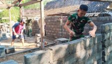 Anggota Satgas TMMD tersebut dengan cekatan mengerjakan pembangunan Rumah Tidak Layak Huni (RTLH) milik Mahyadi (55),( Dok - Foto )