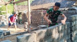 Anggota Satgas TMMD tersebut dengan cekatan mengerjakan pembangunan Rumah Tidak Layak Huni (RTLH) milik Mahyadi (55),( Dok - Foto )