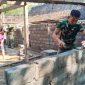 Anggota Satgas TMMD tersebut dengan cekatan mengerjakan pembangunan Rumah Tidak Layak Huni (RTLH) milik Mahyadi (55),( Dok - Foto )
