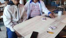 Pembina Jaringan Advokasi Rakyat Indonesia serta pembina Kantor Hukum Jurnal Keadilan, Edi Sutiyo bersama korban, ( Dok - Foto )