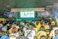 Ribuan penonton nonton bareng memadati lapangan Halim Perdanakusuma Jakarta ,( Dok - Foto )