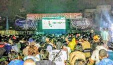 Ribuan penonton nonton bareng memadati lapangan Halim Perdanakusuma Jakarta ,( Dok - Foto )