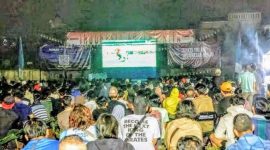 Ribuan penonton nonton bareng memadati lapangan Halim Perdanakusuma Jakarta ,( Dok - Foto )