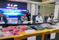 Kabid Humas Polda Jabar Kombes Pol. Hendra Rochmawan, didampingi Dirres Siber Polda Jabar Kombes Pol. Fian Yunus, S.I.K., M.T.I., Wadir Reserse Siber AKBP Mujianto,dalam Konpers ungkap kasus judi online, ( Dok -  Foto )