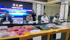 Kabid Humas Polda Jabar Kombes Pol. Hendra Rochmawan, didampingi Dirres Siber Polda Jabar Kombes Pol. Fian Yunus, S.I.K., M.T.I., Wadir Reserse Siber AKBP Mujianto,dalam Konpers ungkap kasus judi online, ( Dok - Foto )