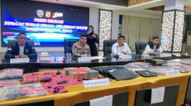 Kabid Humas Polda Jabar Kombes Pol. Hendra Rochmawan, didampingi Dirres Siber Polda Jabar Kombes Pol. Fian Yunus, S.I.K., M.T.I., Wadir Reserse Siber AKBP Mujianto,dalam Konpers ungkap kasus judi online, ( Dok -  Foto )