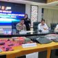 Kabid Humas Polda Jabar Kombes Pol. Hendra Rochmawan, didampingi Dirres Siber Polda Jabar Kombes Pol. Fian Yunus, S.I.K., M.T.I., Wadir Reserse Siber AKBP Mujianto,dalam Konpers ungkap kasus judi online, ( Dok -  Foto )