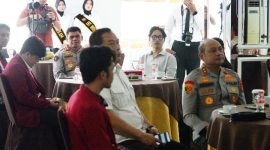 Kepala Kepolisian Daerah Jawa Barat Irjen Pol Pipit Rismanto bersama mahasiswa, ( Dok - Foto )