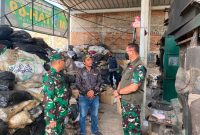 Komandan Satuan Tugas (Dansatgas) Citarum Harum, Kolonel Inf. Yanto Kusno Hendarto, S.H., meninjau langsung fasilitas Mesin Olah Runtah (Motah) 6 dan 69 yang berlokasi di Kelurahan Cigondewah Kaler, ( Dok - Foto )