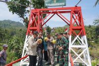 Danrem 062 / TNI Garut bersama Dandim dan Forkopimda saat peresmian jembatan,( Dok - Foto )