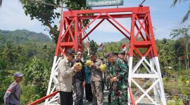 Danrem 062 / TNI Garut bersama Dandim dan Forkopimda saat peresmian jembatan,( Dok - Foto )