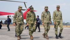Panglima Kodam IV/Diponegoro Mayjen TNI Achiruddin, S.E., M.Han., mengantarkan keberangkatan Panglima TNI Jenderal TNI Agus Subiyanto beserta rombongan di Lanud Adisutjipto, Daerah Istimewa Yogyakarta,( Dok - Foto )
