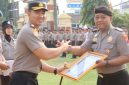 Kapolres Kebumen AKBP I Putu Bagus Krisna Purnama, saat memberikan penghargaan kepada personel di Mapolres,( Dok - Foto )