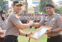 Kapolres Kebumen AKBP I Putu Bagus Krisna Purnama, saat memberikan penghargaan kepada personel di Mapolres,( Dok - Foto )