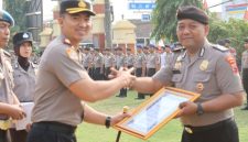 Kapolres Kebumen AKBP I Putu Bagus Krisna Purnama, saat memberikan penghargaan kepada personel di Mapolres,( Dok - Foto )