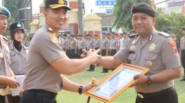 Kapolres Kebumen AKBP I Putu Bagus Krisna Purnama, saat memberikan penghargaan kepada personel di Mapolres,( Dok - Foto )