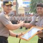 Kapolres Kebumen AKBP I Putu Bagus Krisna Purnama, saat memberikan penghargaan kepada personel di Mapolres,( Dok - Foto )