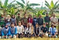 Dansektor 2 Citarum Kol Inf Dwi Kristiyanto bersama Pemdes Bojongemas dan Mahasiswa/ Mahasiswi Universitas Al Gifari Bandung, ( Dok - Foto )