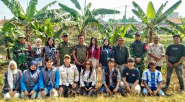 Dansektor 2 Citarum Kol Inf Dwi Kristiyanto bersama Pemdes Bojongemas dan Mahasiswa/ Mahasiswi Universitas Al Gifari Bandung, ( Dok - Foto )