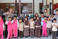 Kapolres Kebumen dalam penyerahan bantuan,( Dok - Foto )