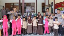 Kapolres Kebumen dalam penyerahan bantuan,( Dok - Foto )