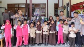 Kapolres Kebumen dalam penyerahan bantuan,( Dok - Foto )