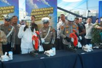 Kapolda Jawa Barat Irjen Pol Pipit Rismanto bersama Gubernur Jawa Barat Dedi Mulyadi dalam pemusnahan knalpot brong di Lapangan Mapolda Jawa Barat,( Dok - Foto )