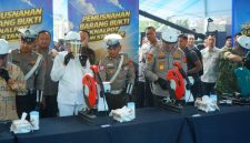 Kapolda Jawa Barat Irjen Pol Pipit Rismanto bersama Gubernur Jawa Barat Dedi Mulyadi dalam pemusnahan knalpot brong di Lapangan Mapolda Jawa Barat,( Dok - Foto )