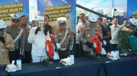 Kapolda Jawa Barat Irjen Pol Pipit Rismanto bersama Gubernur Jawa Barat Dedi Mulyadi dalam pemusnahan knalpot brong di Lapangan Mapolda Jawa Barat,( Dok - Foto )