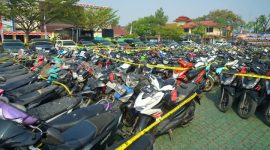 Sebanyak 1.016 unit sepeda motor, 12 unit mobil, 3 pucuk senjata api, hingga ratusan senjata tajam berhasil disita dari tangan para pelaku,( Dok - Foto )