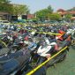 Sebanyak 1.016 unit sepeda motor, 12 unit mobil, 3 pucuk senjata api, hingga ratusan senjata tajam berhasil disita dari tangan para pelaku,( Dok - Foto )