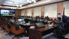 Kasdam IV/Diponegoro Brigjen TNI Mohammad Andhy Kusuma, S.Sos., M.M., M.Han., CFrA., menerima Paparan Rencana Garis Besar (RGB) Rapat Evaluasi Program Kerja dan Anggaran (Progjagar) Kodam IV/Diponegoro Semester I TA. 2026,( Dok - Foto)