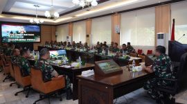 Kasdam IV/Diponegoro Brigjen TNI Mohammad Andhy Kusuma, S.Sos., M.M., M.Han., CFrA., menerima Paparan Rencana Garis Besar (RGB) Rapat Evaluasi Program Kerja dan Anggaran (Progjagar) Kodam IV/Diponegoro Semester I TA. 2026,( Dok - Foto)