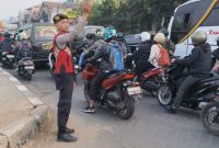 Polda Jabar menggelar aksi serentak Pergelaran Personel Pengaturan Lalu Lintas di berbagai titik rawan kemacetan,( Dok - Foto )