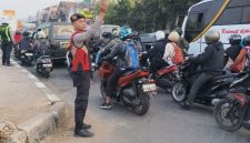 Polda Jabar menggelar aksi serentak Pergelaran Personel Pengaturan Lalu Lintas di berbagai titik rawan kemacetan,( Dok - Foto )