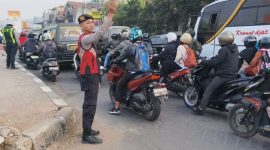 Polda Jabar menggelar aksi serentak Pergelaran Personel Pengaturan Lalu Lintas di berbagai titik rawan kemacetan,( Dok - Foto )