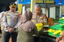 Masyarakat Kota Cimahi berbondong- bondong mendatangi Mapolres Cimahi untuk mendapatkan kebutuhan bahan pokok dengan harga terjangkau,( Dok - Foto )