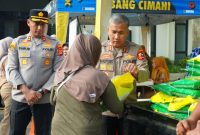 Masyarakat Kota Cimahi berbondong- bondong mendatangi Mapolres Cimahi untuk mendapatkan kebutuhan bahan pokok dengan harga terjangkau,( Dok - Foto )