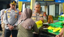 Masyarakat Kota Cimahi berbondong- bondong mendatangi Mapolres Cimahi untuk mendapatkan kebutuhan bahan pokok dengan harga terjangkau,( Dok - Foto )