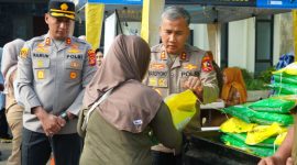 Masyarakat Kota Cimahi berbondong- bondong mendatangi Mapolres Cimahi untuk mendapatkan kebutuhan bahan pokok dengan harga terjangkau,( Dok - Foto )