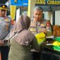 Masyarakat Kota Cimahi berbondong- bondong mendatangi Mapolres Cimahi untuk mendapatkan kebutuhan bahan pokok dengan harga terjangkau,( Dok - Foto )