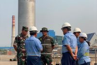 Dansatgas Citarum Harum Kolonel Inf Yanto Kusno Hendarto, S.H., didampingi Dansektor 10 Citarum Harum Kolonel Inf Tamba Tua Panjaitan, jajaran Satgas Sektor 10, serta perwakilan PT.IKK Karawang saat monitoring IPAL,( Dok - Foto )
