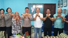 (Kabid Humas) Polda Jawa Barat Kombes Pol. Hendra Rochmawan, S.I.K., M.H., mengajak seluruh insan pers yang tergabung dalam Persatuan Wartawan Indonesia (PWI) untuk bersama-sama menjaga dan merawat Jawa Barat melalui pemberitaan yang edukatif, konstruktif, serta berimbang,( Dok - Foto )