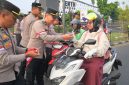 Alumni Sekolah Inspektur Polisi (SIP) Angkatan ke-55 Tahun 2026 Polda Jawa Barat menggelar aksi sosial di Perempatan Samsat Kiaracondong, Bandung, Selasa (11/8/2026),( Dok - Foto )
