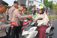 Alumni Sekolah Inspektur Polisi (SIP) Angkatan ke-55 Tahun 2026 Polda Jawa Barat menggelar aksi sosial di Perempatan Samsat Kiaracondong, Bandung, Selasa (11/8/2026),( Dok - Foto )
