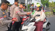 Alumni Sekolah Inspektur Polisi (SIP) Angkatan ke-55 Tahun 2026 Polda Jawa Barat menggelar aksi sosial di Perempatan Samsat Kiaracondong, Bandung, Selasa (11/8/2026),( Dok - Foto )