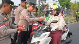Alumni Sekolah Inspektur Polisi (SIP) Angkatan ke-55 Tahun 2026 Polda Jawa Barat menggelar aksi sosial di Perempatan Samsat Kiaracondong, Bandung, Selasa (11/8/2026),( Dok - Foto )