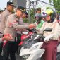 Alumni Sekolah Inspektur Polisi (SIP) Angkatan ke-55 Tahun 2026 Polda Jawa Barat menggelar aksi sosial di Perempatan Samsat Kiaracondong, Bandung, Selasa (11/8/2026),( Dok - Foto )